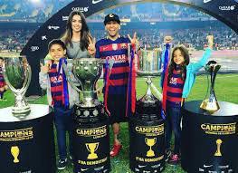 Dani Alves ក្លាយជាកីឡាករជោគជ័យបំផុត ក្នុងប្រវត្តិសាស្ត្របាល់ទាត់ ដោយធ្លាប់លើកពានរង្វាន់ ៤២