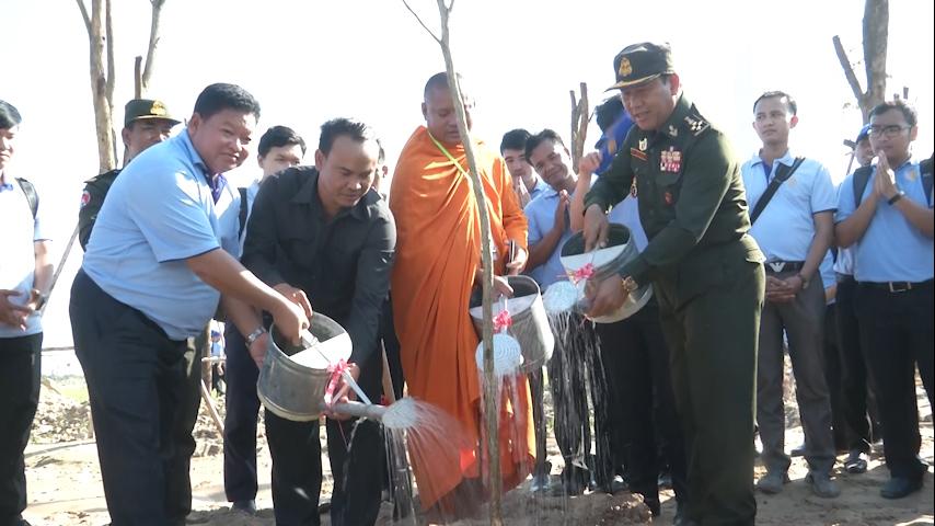 សិក្ខាកាមសាលាភូមិន្ទរដ្ឋបាលជិត៥០០នាក់ ចូលរួមដាំដើមឈើនៅបរិវេនវិមានឈ្នះ-ឈ្នះ