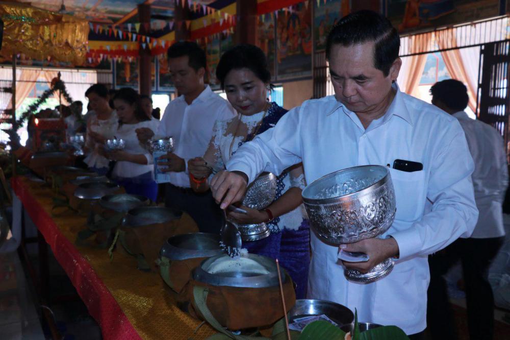 អភិបាលខេត្តសៀមរាបអញ្ជើញចូលរួមកាន់បិណ្ឌទី៤ នៅវត្តស្វាយ ខេត្តសៀមរាប