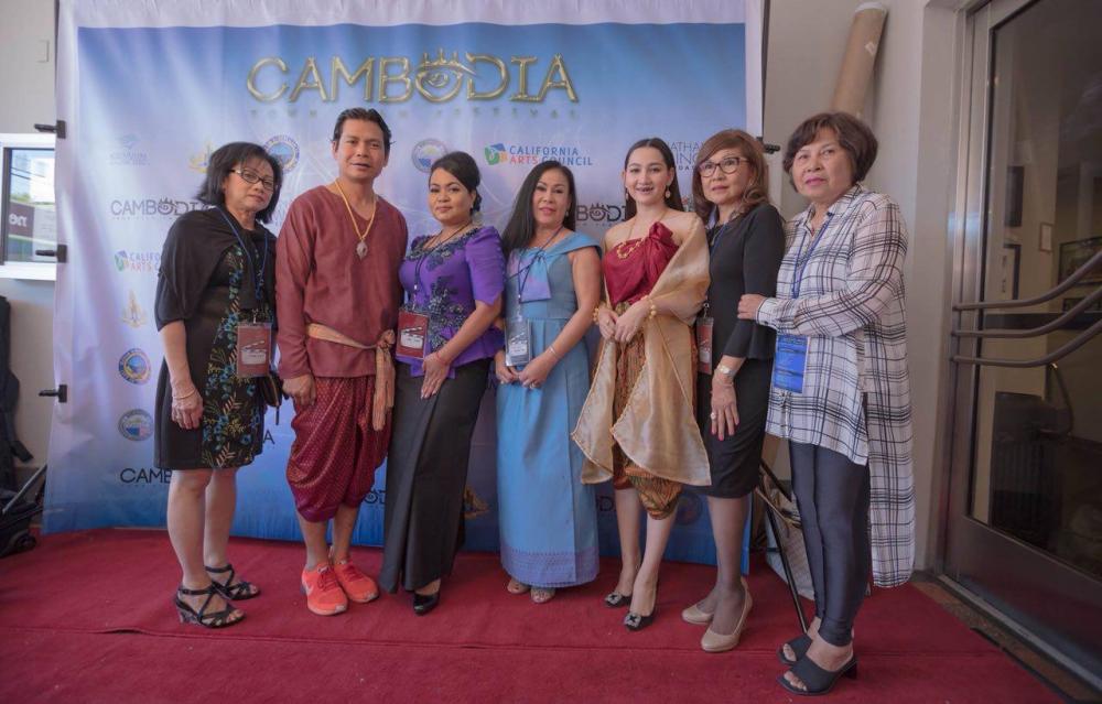អបអរសាទរ ! តារាសម្តែងជើងចាស់ យករឿង”ធ្មប់” ចូលរួមនៅក្នុងកម្មវិធី “Cambodia town film Festival” នៅ California ទទួលបានជោគជ័យ