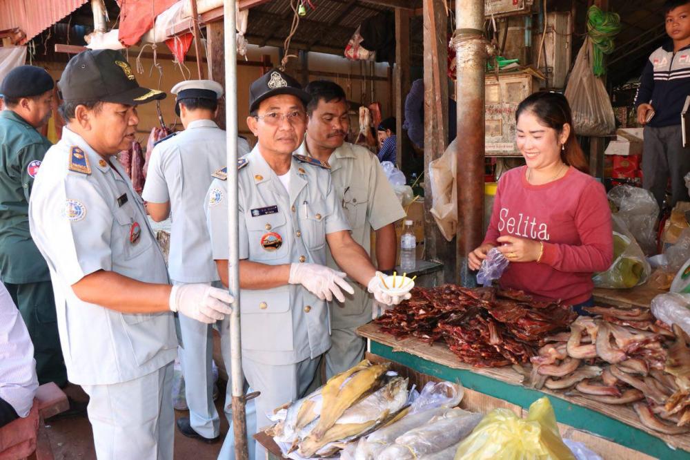 មន្រ្តីកាំកុងត្រូលខេត្តមណ្ឌលគិរី ចុះត្រួតពិនិត្យទំនិញ និងចំណីអាហារនៅផ្សារសែនមនោរម្យ នាឱកាសបុណ្យភ្ជុំបិណ្ឌជិតចូលមកដល់