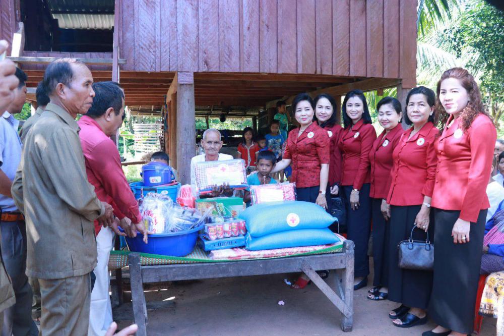 ផ្ទះមនុស្សធម៌២ខ្នង ត្រូវបានប្រគល់ជូនគ្រួសារទីទ័លក្រនៅស្រុកសូទ្រនិគម