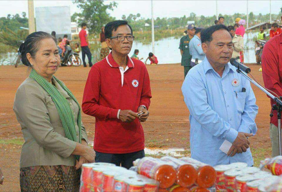 ប្រជាពលរដ្ឋដែលងាយរងគ្រោះចំនួន៤០គ្រួសារនៅក្រុងកំពង់ឆ្នាំង បានទទួលអំណោយមនុស្សធម៌ពីសាខាកាកបាទក្រហមខេត្តកំពង់ឆ្នាំង