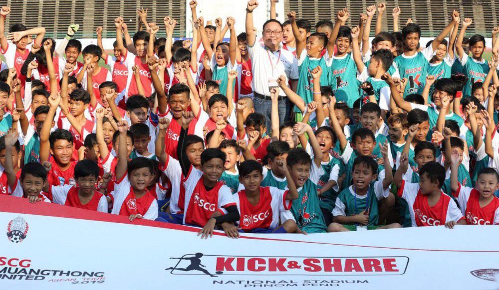 ក្រុមបាល់ទាត់ SCG Muangthong United បានចែករំលែកបទពិសោធន៍ ដល់ក្មេងជាង២០០នាក់ ក្នុងកម្មវិធី Kick and Share by SCG