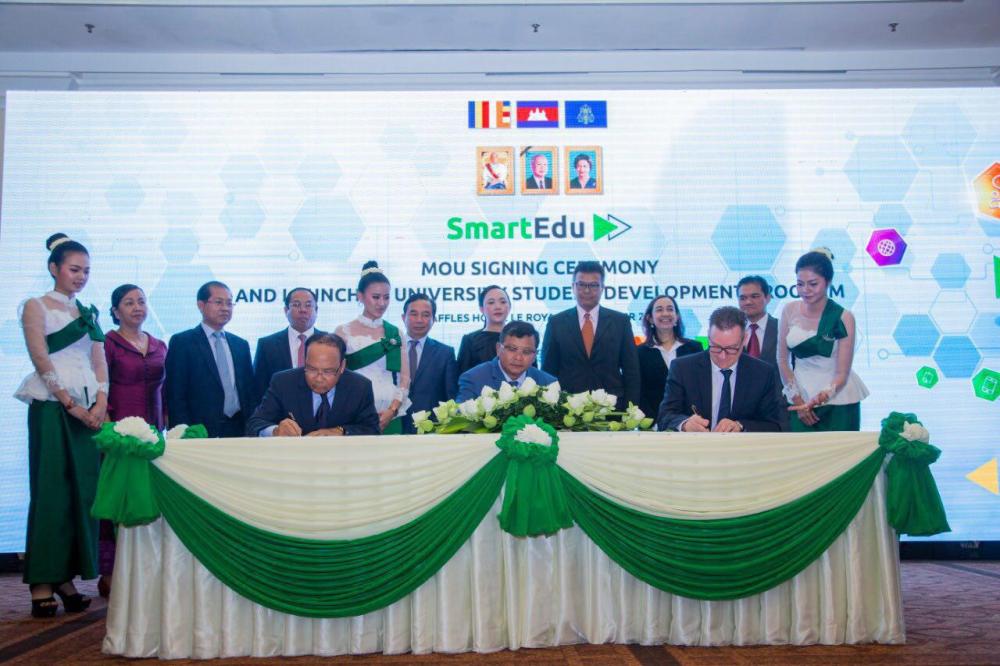 ក្រុមហ៊ុន Smart Axiata វិនិយោគទឹកប្រាក់១,៥លានដុល្លារអាម៉េរិកទៅក្នុងកម្មវិធីធំៗចំនួន២ ដើម្បីអភិវឌ្ឍន៍អ្នកមានទេពកោសល្យ និងអ្នកដឹកនាំអាជីវកម្មឌីជីថលពេលអនាគ