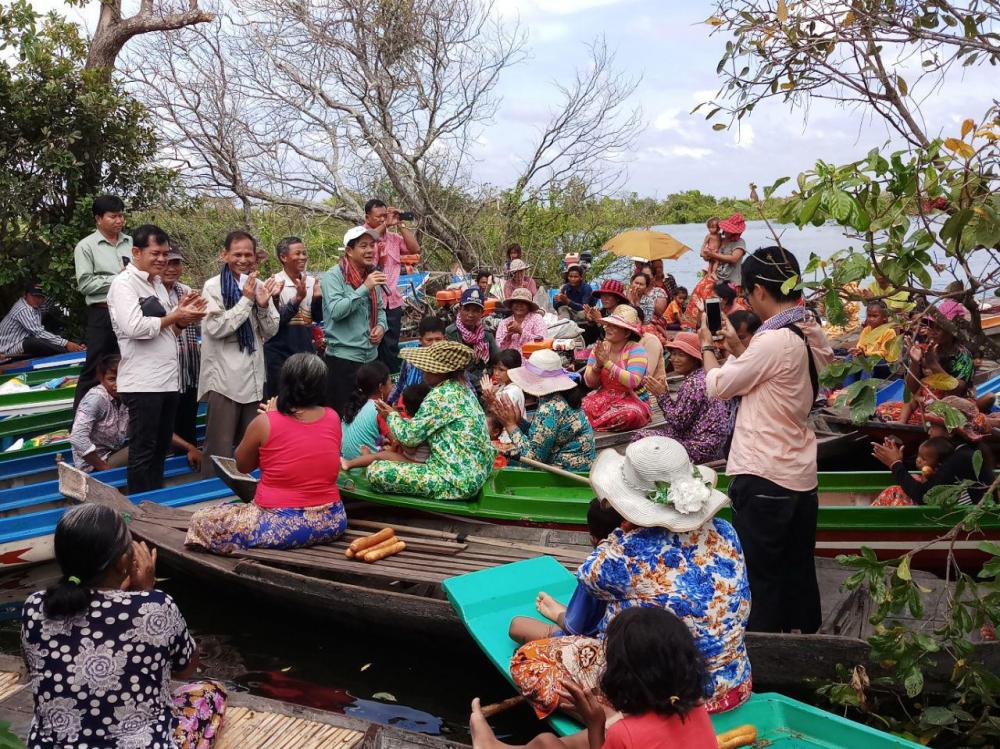 អភិបាលខេត្តដំបង ផ្តល់នូវផែបណ្តែតទឹកមួយខ្នងដើម្បីធ្វើថ្នាក់រៀនបន្ថែមមួយថ្នាក់ទៀតដល់សាលាបឋមសិក្សាពាមផ្សោត