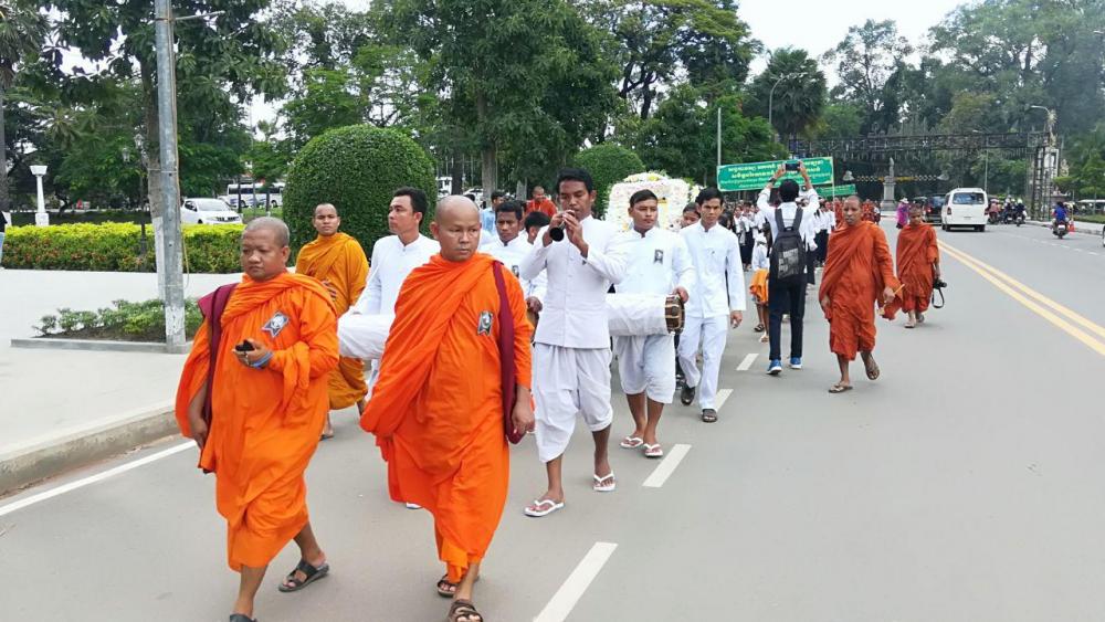 ព្រះសង្ឃ និងពុទ្ធបរិស័ទ្ធ សិស្សានុសិស្សក្នុងខេត្តសៀមរាបជាង៥០០ អង្គ/នាក់ បានដង្ហែពិធីបុណ្យឧទ្ទិសកុសលជូនលោកវេជ្ជបណ្ឌិត បេអាត រិចឈ្នឺរ