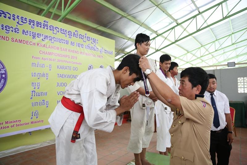 មន្ត្រីនគរបាលត្រូវតែចេះក្បាច់គុនលើប្រភេទកីឡាប្រយុទ្ធណាមួយ ដើម្បីការពារខ្លួន ឬក៏ទប់ទល់ទៅនឹងសភាពការណ៍ផ្សេងៗ