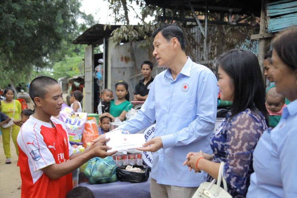 លោក នុត ពុធដារ៉ា អភិបាលខណ្ឌដង្កោ និងជាប្រធានកិត្តិយសអនុសាខាកាកបាទក្រហមកម្ពុជាខណ្ឌដង្កោ  រួមនឹងមន្ត្រីរាជការ ខណ្ឌ សង្កាត់ ភូមិ បាននាំយកអំណោយរបស់អនុសាខាខណ្ឌ ទៅចែកជូនគ្រួសាររងគ្រោះដោយអគ្គិភ័យ