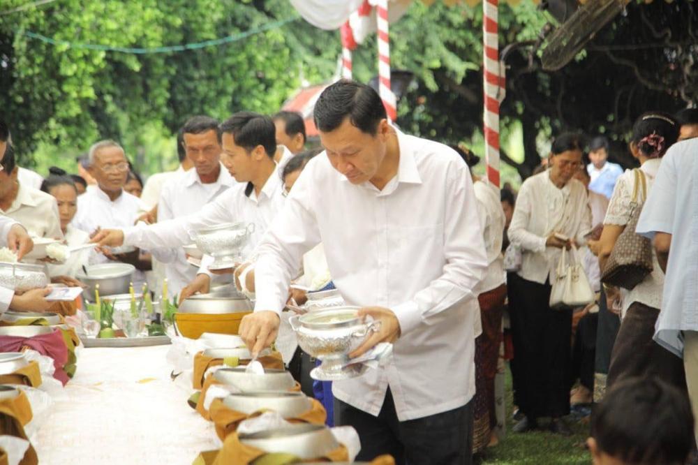 អភិបាលខណ្ឌដង្កោ ដឹកនាំមន្ត្រីរាជការក្នុងខណ្ឌធ្វើពិធីបង្សុកូលឧទ្ទិសកុសលដល់ជនរងគ្រោះដែលបាត់បង់ជីវិតក្នុងរបបខ្មែរក្រហម នៅមជ្ឈមណ្ឌលឧក្រិដ្ឋកម្មប្រល័យពូជសាសន៍បឹងជើងឯក