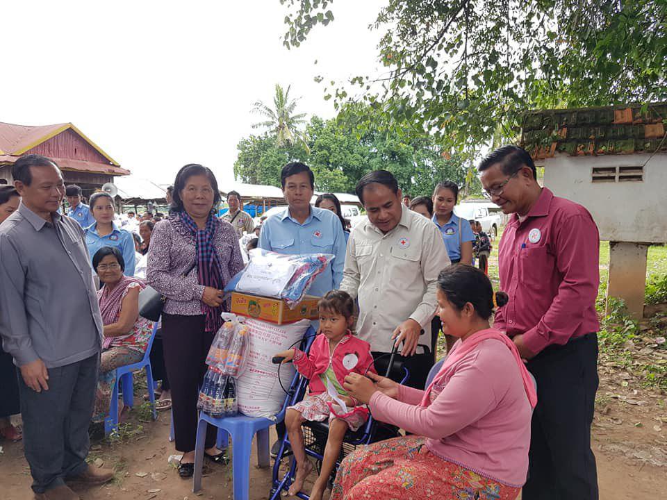 អភិបាលខេត្តស្ទឹងត្រែង បាននាំយកអំណោយរបស់ប្រមុខរាជរដ្ឋាភិបាលផ្តល់ជូនប្រជាពលរដ្ឋដែលធ្លាប់ជួបគ្រោះដោយទឹកជំនន់ជិត២០០គ្រួសារ នៅតំបន់ដាច់ស្រយាលខាងលិចទន្លេមេគង្គ ជាប់ព្រំដែនប្រទេសឡាវ