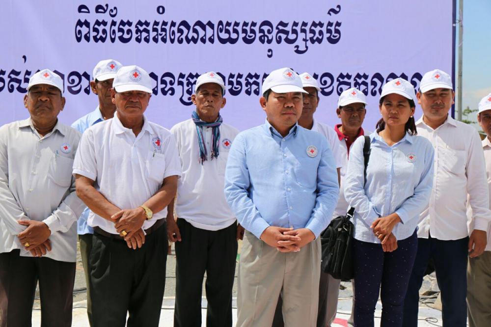 ប្រជាពលរដ្ឋទីទ័លក្ររងផលប៉ះពាល់ដោយទឹកជំនន់ទន្លេ ចំនួន ២០៥ គ្រួសារ នៅក្នុងភូមិអំពៅព្រៃ ឃុំកណ្តាក ស្រុកកណ្តាលស្ទឹង ខេត្តកណ្តាល បានទទួលអំណោយមនុស្សធម៌ពីកាកបាទក្រហមកម្ពុជា