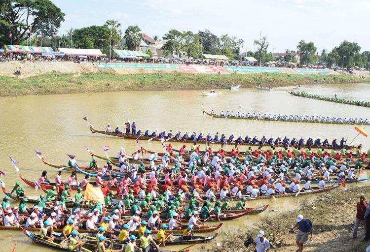 ខេត្តកណ្តាល និង បាត់ដំបងធ្វើពិធីបុណ្យអុំទូក