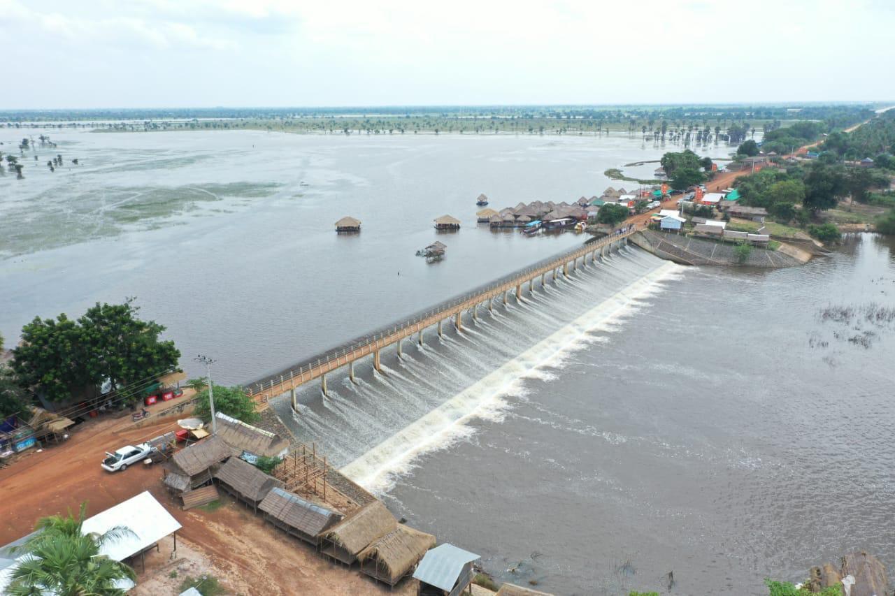 រដ្ឋមន្ដ្រី ក្រសួងធនធានទឹក ចុះពិនិត្យវាយតម្លៃការ ខូចខាត ប្រព័ន្ធធារាសាស្ដ្រ​នៅខេត្តកំពង់ធំ