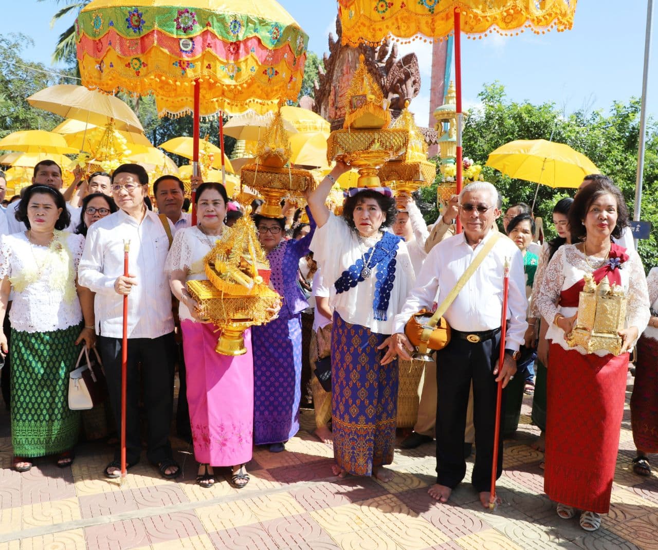 ឯកឧត្តម បណ្ឌិត ស៊ាង ប៊ុនលាង លោកជំទាវ ហ៊ុន ប៊ុនធឿន និងលោកឧញ៉ា យុន ប៊នលីលោកជំទាវ ហៀវលន់ ដង្ហែអង្គកឋិនទានសាមគ្គី ប្រមូលបច្ច័យវេរប្រគេនព្រះសង្ឃដែលគង់ចាំព្រះវស្សាអស់ត្រីមាសក្នុងពុទ្ធសីមាវត្តកោះវាំងកែវអណ្តែត