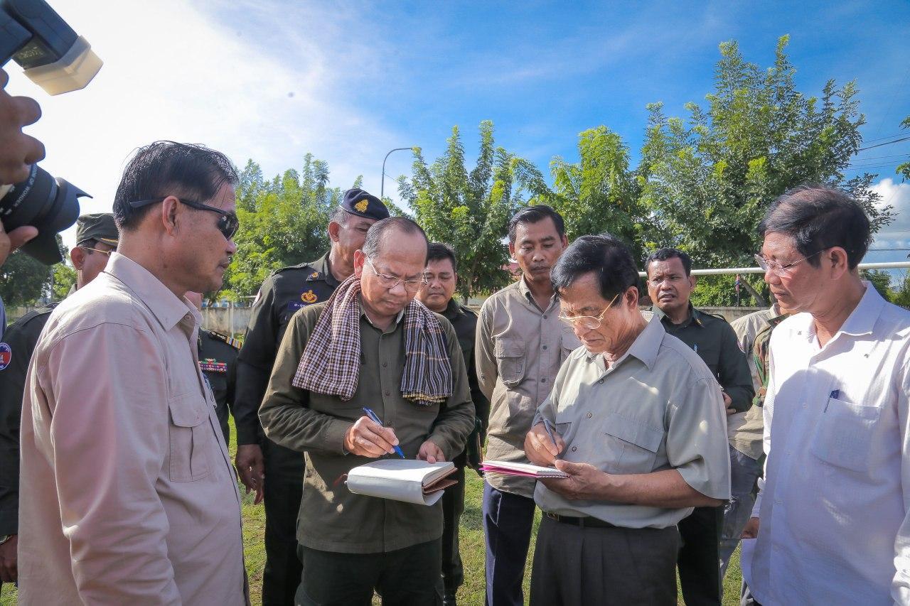 ឯកឧត្តម យូ ស៊ុនឡុង និង ឯកឧត្តម ម៉ៅ ធនិន ចុះពិនិត្យទីតាំងសម្តេចតេជោចុះសំណេះសំណាល និងចែកពូជស្រូវ ជូនប្រជាពលរដ្ឋ