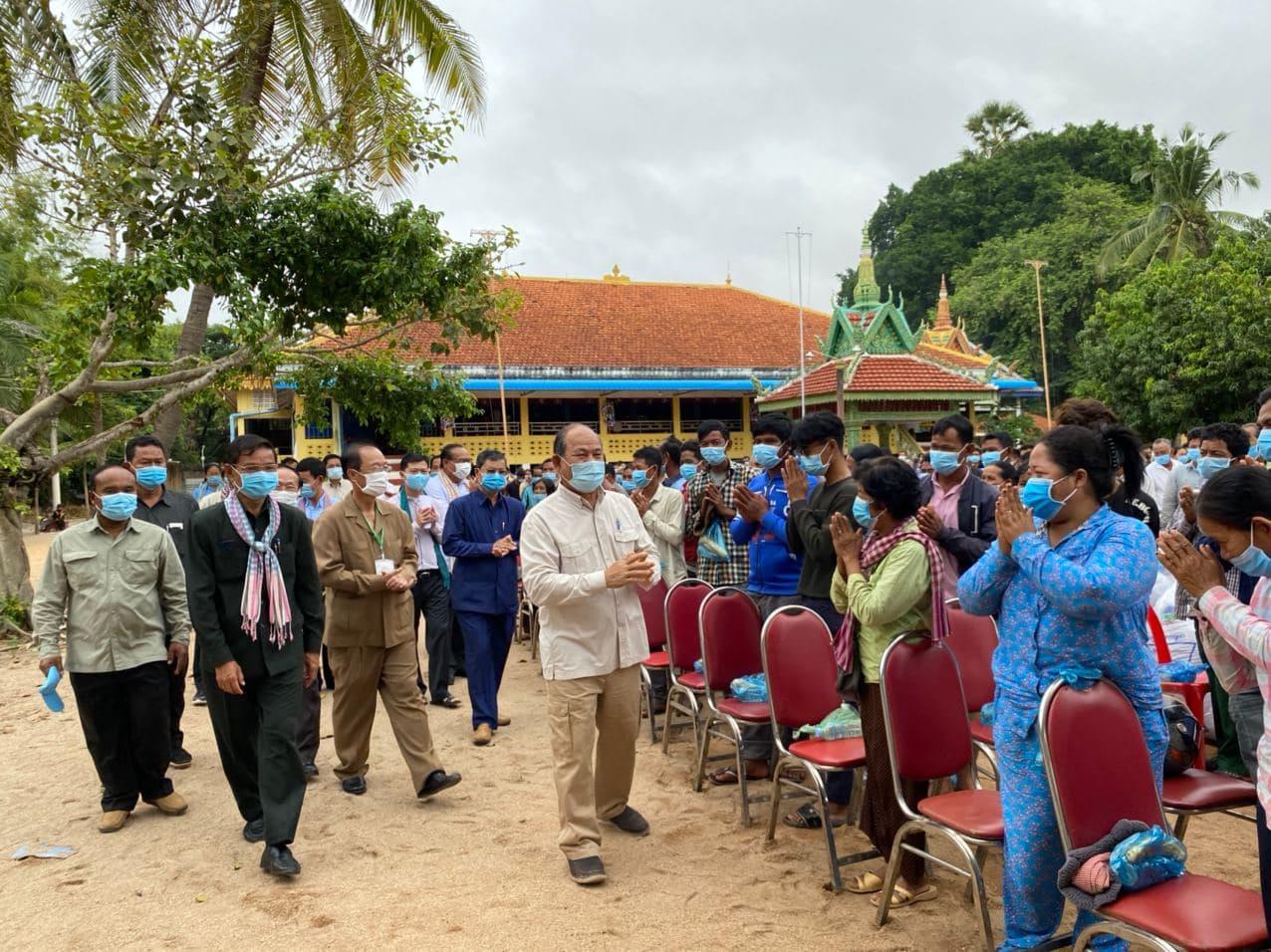 ប្រជាពលរដ្ឋរងគ្រោះដោយទឹកជំនន់១៧១០គ្រួសារ នៅខេត្តកំពង់ឆ្នាំង បានទទួល ស្រួវពូជ និងពូជបន្លែ ជាអំណោយរបស់សម្តេចតេជោ ហ៊ុន សែន