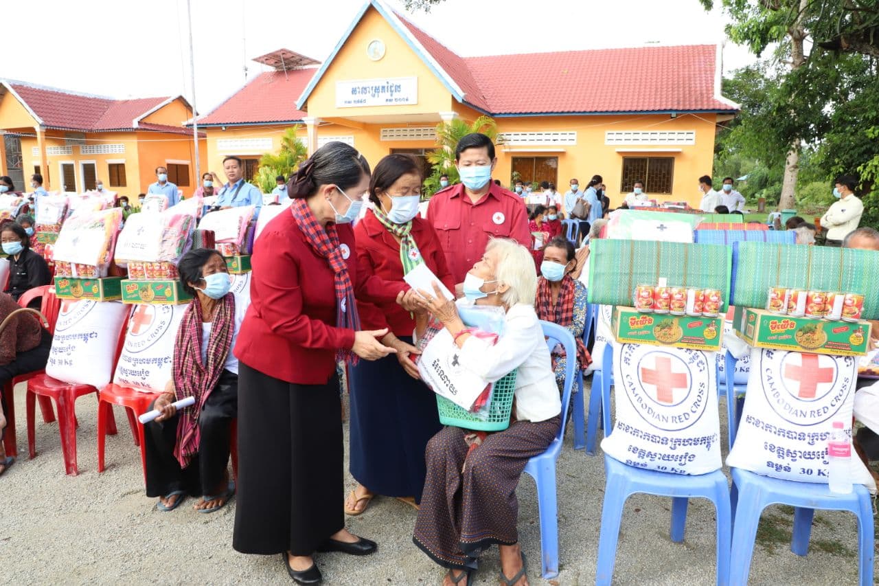 លោកជំទាវកិត្តិសង្គហបណ្ឌិត ម៉ែន សំអន បាននាំយកអំណោយរបស់សម្តេចកិត្តិព្រឹទ្ធបណ្ឌិត ប៊ុន រ៉ានី ហ៊ុន សែន ផ្តល់ជូនប្រជាពលរដ្ឋ ១០៦គ្រួសារ នៅស្រុករំដួល ខេត្តស្វាយរៀង