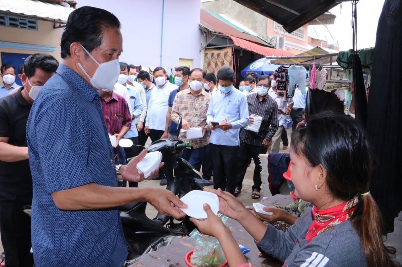 សម្ដេចតេជោ ហ៊ុន សែន ផ្ដល់អំណោយម៉ាស ជាលើកទី២ ចំនួន១លានម៉ាស ដល់រដ្ដបាលរាជ ធានីភ្នំពេញ សម្រាប់ចែក ជូនពលរដ្ឋ រស់នៅ រាជធានីភ្នំពេញ ដើម្បីការពារជំងឺកូវីដ-១៩