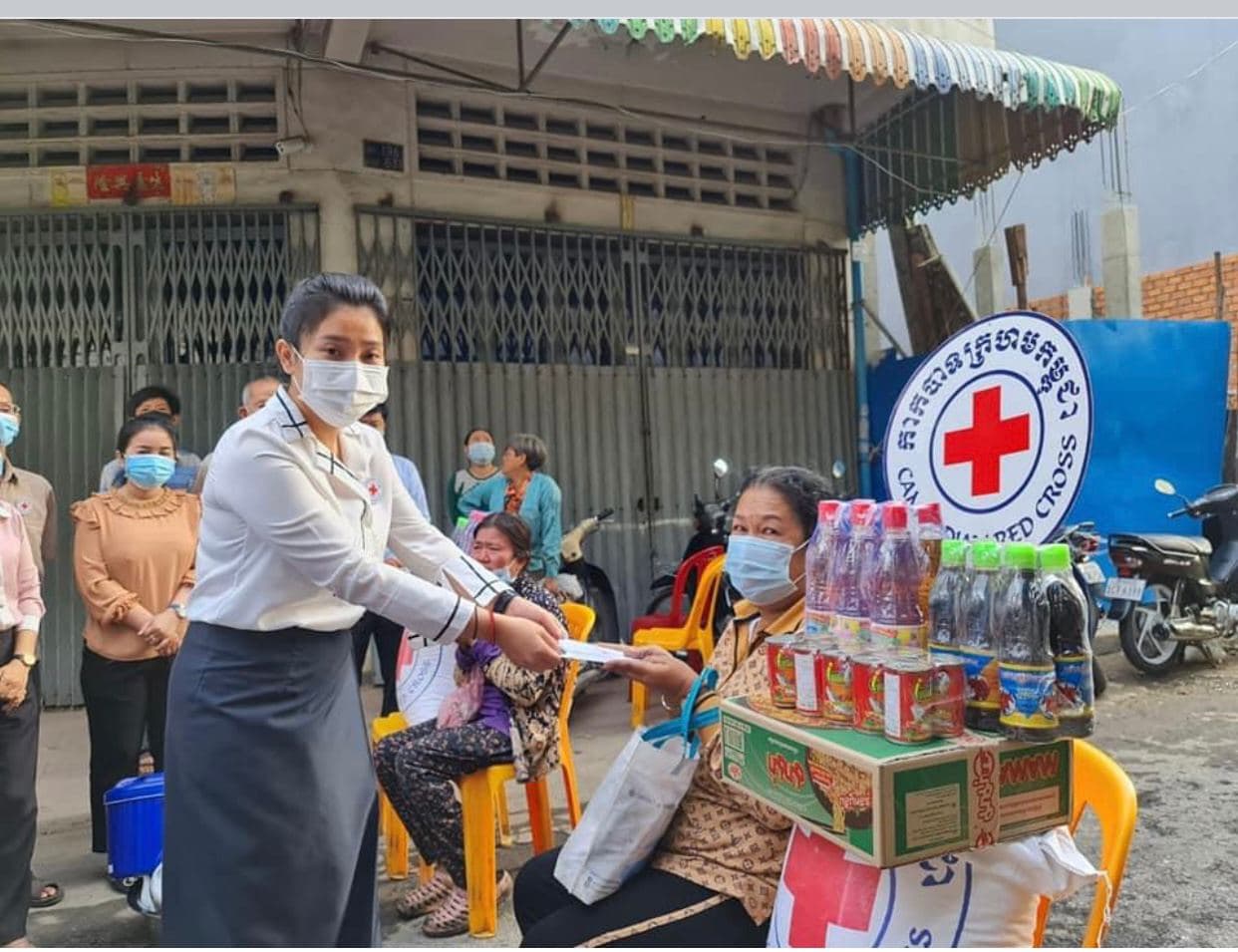 គ្រួសាររងគ្រោះដោយអគ្គិភ័យនៅសង្កាត់ច្បារអំពៅ១ បានទទួលអំណោយរបស់កាកបាទក្រហមកម្ពុជា