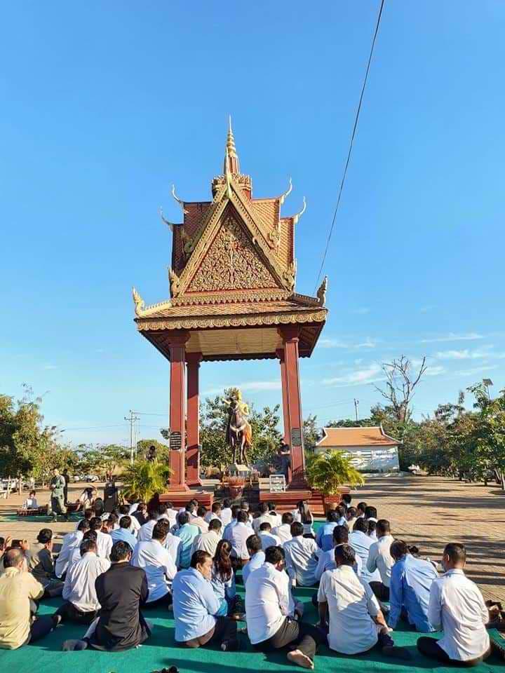 អាជ្ញាធរ កងកម្លាំងប្រដាប់ និងប្រជាពលរដ្ឋ អុជធូបបួងសួងនៅមុខរូបសំណាកលោកតាឌី