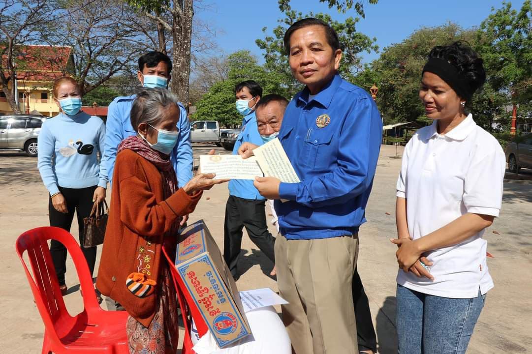 អំណោយជាថវិកា អង្ករ  និងមី របស់ឯកឧត្តម ហ៊ុន ណេង ត្រូវបានផ្តល់ជូនប្រជាពលរដ្ឋជួប ការលំបាក និងមានជីវភាពខ្វះខាត ចំនួន៣០គ្រួសារ ស្ថិតនៅ​ក្នុងឃុំព្រែកកក់ ស្រុកស្ទឹងត្រង់