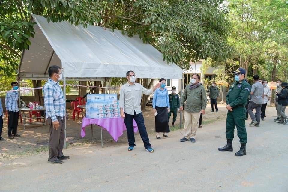 អភិបាលខេត្តព្រៃវែង ចុះតាមប៉ុស្ដិ៍ត្រួតពិនិត្យដោយ ផ្ទាល់នៅ ភូមិសាស្ត្រដែលផ្អាកការ ចេញ-ចូល បណ្តោះអាសន្ន ដើម្បីពង្រឹងការទប់ស្កាត់ការរីករាល ដាលជំងឺកូវីដ១៩