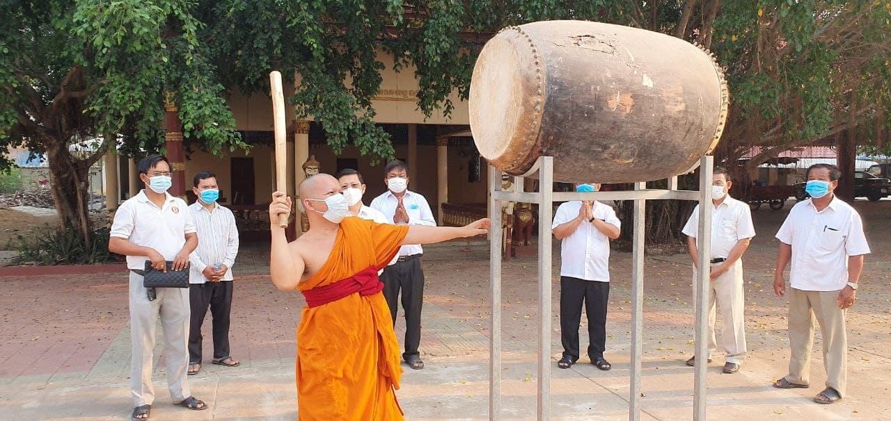 សមាជិក សមាជិកា គណបក្សប្រជាជនកម្ពុជា ថ្នាក់ខេត្ត ចុះជួយសង្កាត់ស្វាយរៀង ចូលរួមវាយគង ជួង រគំាង ទូងស្គរ និងចម្រើនព្រះបរិត្ត ដើម្បីចូលរួមទប់ស្កាត់ ការរាលដាល នៃជំងឺកូវីដ-១៩ ក្នុងសហគមន៍