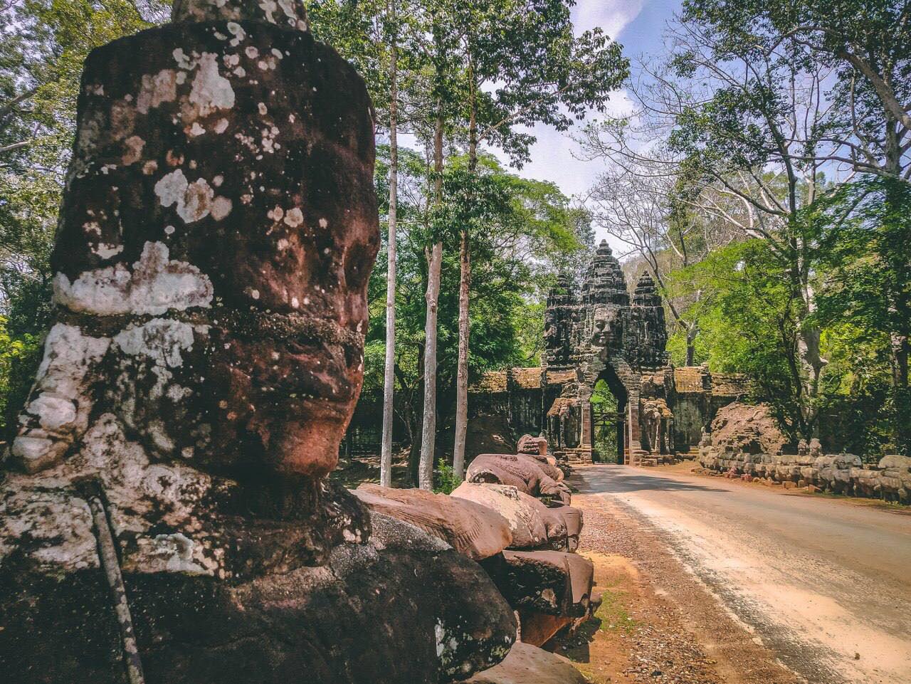 សូមអញ្ជើញទស្សនាទិដ្ឋភាពដ៏ត្រកាលនៃប្រាង្គប្រាសាទអង្គរវត្ត និងប្រាសាទបាយ័ន នៃរមណីយដ្ឋានអង្គរ