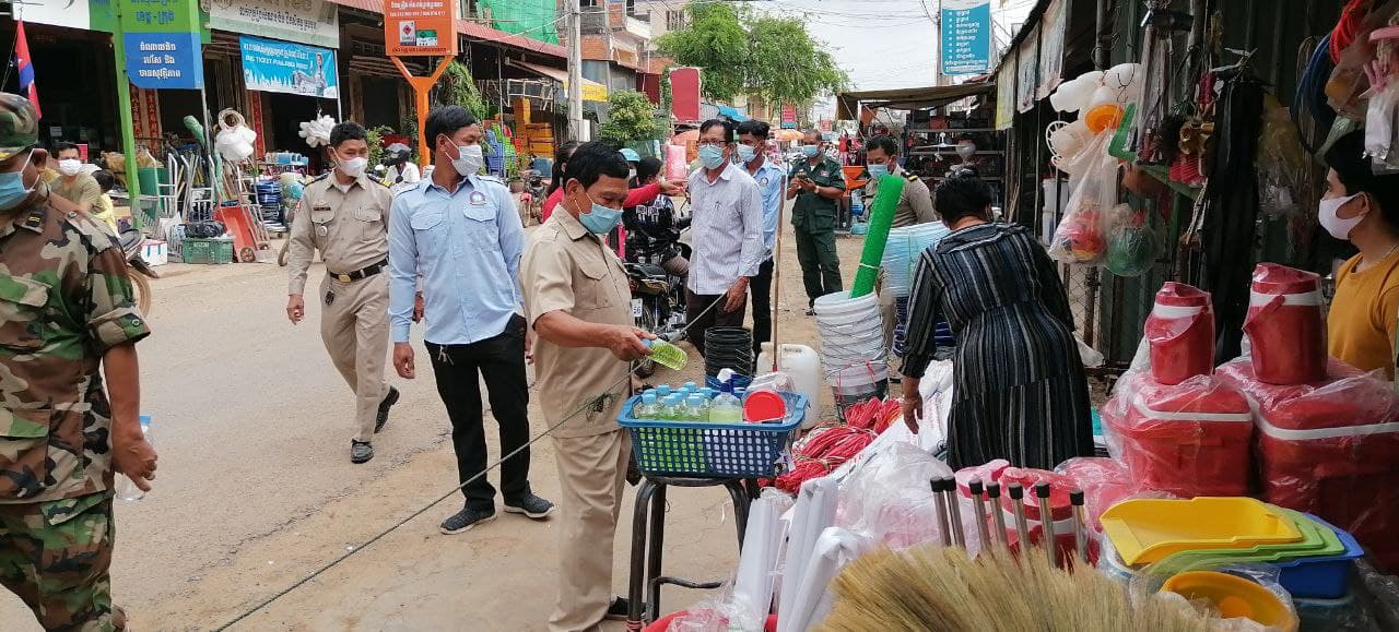 លោកយ៉ុង សៅវុឌ្ឍីអភិបាលស្រុករលាប្អៀរបានដឹកនាំក្រុមការងារ​ចម្រុះចុះ​បើកប្រកាសផ្សារពង្រឲ្យអាជីវករចូល​លក់ជាធម្មតាវិញនៅព្រឹកនេះ