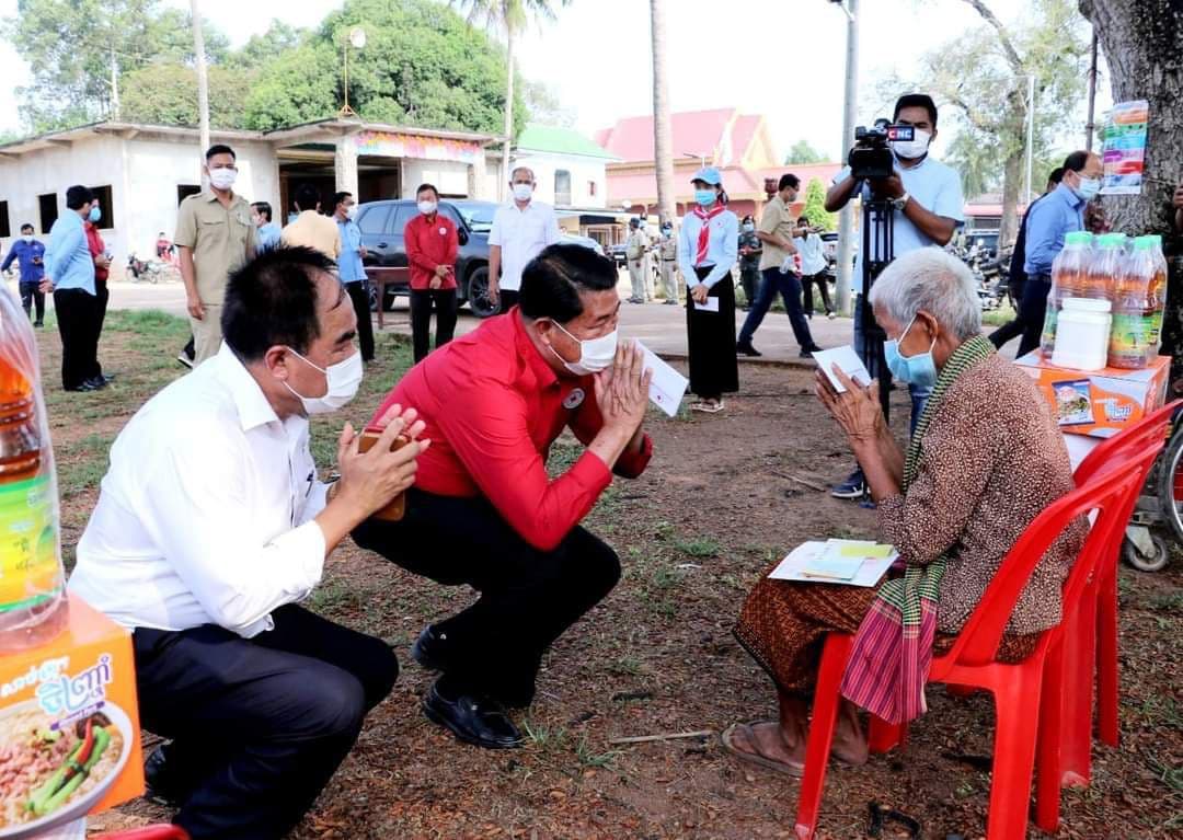 ប្រធានគណៈកម្មាធិការសា​ខា​កាក​បាទ​ក្រហម​កម្ពុជាខេត្តកំពត អញ្ជើញចុះ​សួរសុខទុក្ខ ពលរដ្ឋងាយរងគ្រោះបំផុត ចំនួន១២៦គ្រួសារ