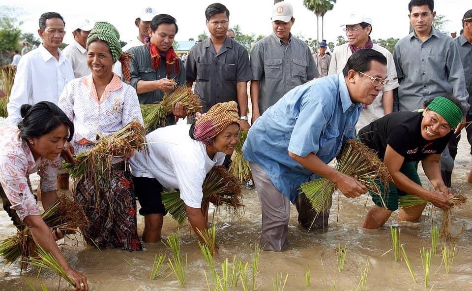 អ្នកអាចនិយាយលាបពណ៌បុរសម្នាក់នេះ ទៅតាមចិត្តរបស់អ្នកចុះ តែអ្នកមិនអាចប្រកែកបានឡើយ ចំពោះការដែលគាត់តែងតែនៅជាមួយប្រជាជន ទាំងក្នុងពេលសុខសាន្ត និងក្នុងពេលលំបាក