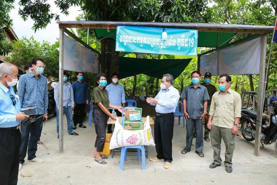 ថ្នាក់ដឹកនាំខេត្តកណ្ដាល ចុះផ្តល់កម្លាំងចិត្ត និងនាំយកអំណោយផ្ដល់ជូនកម្លាំងចម្រុះ កំពុងឈរជើងប្រចាំការនៅតាមគោលដៅចំនួន៧មណ្ឌល ក្នុងអំឡុងពេលបិទខ្ទប់