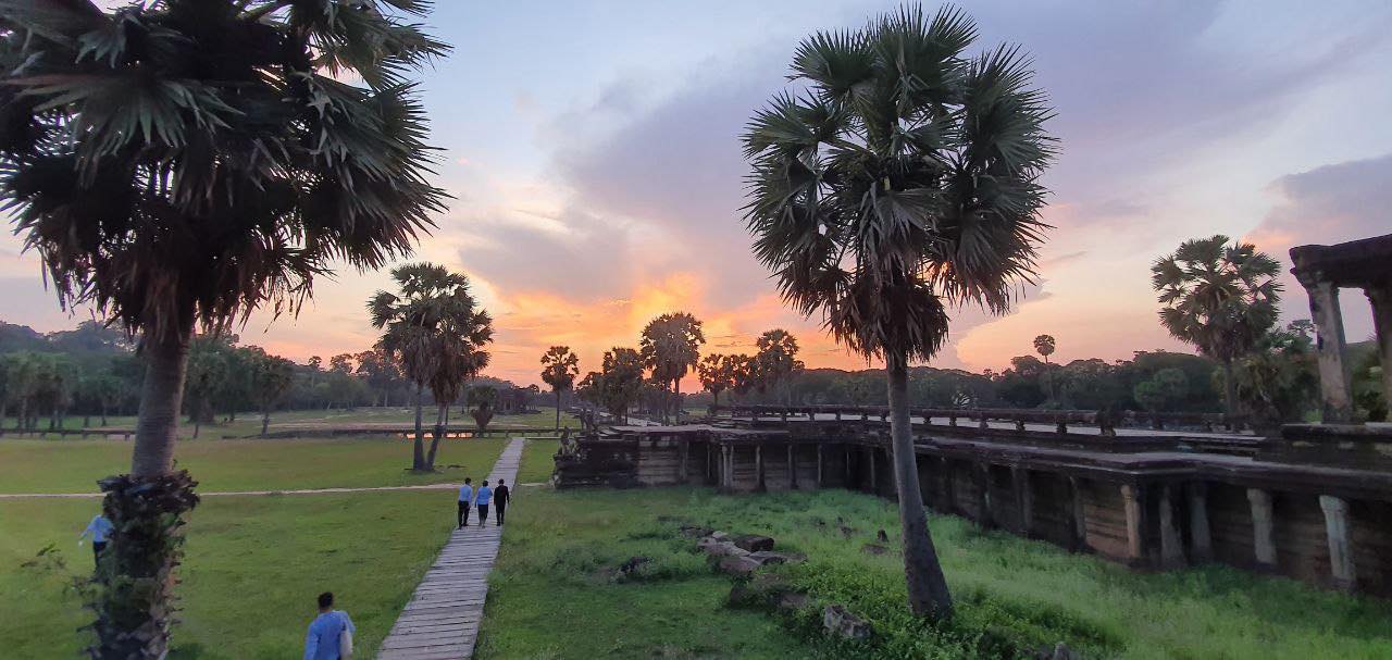 ពន្លឺថ្ងៃលិចចែងចាំងដ៏ស្រស់ស្អាតបន្ថែមសម្រស់មួយកម្រិតទៀតដល់ប្រាសាទអង្គរវត្ត