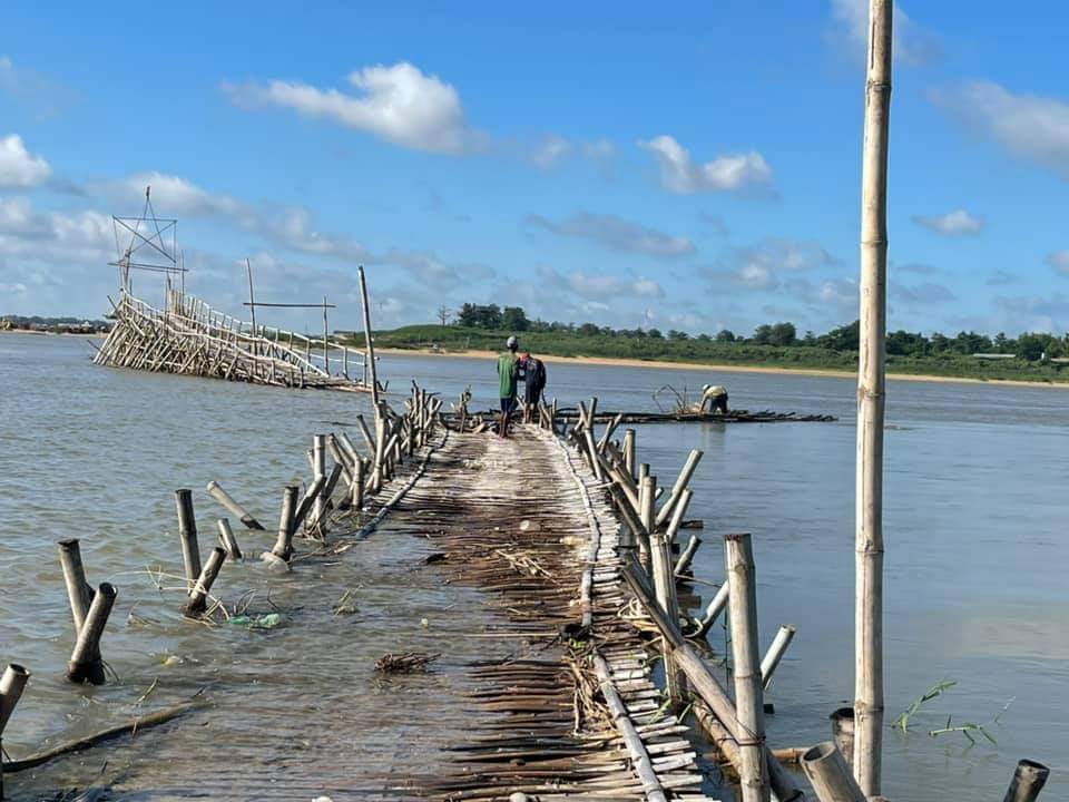 កំពង់ចាម៖ ទឹកឡើងគំហុកបុកផ្តាច់ស្ពានឬស្សី ទឹកដីកោះប៉ែន