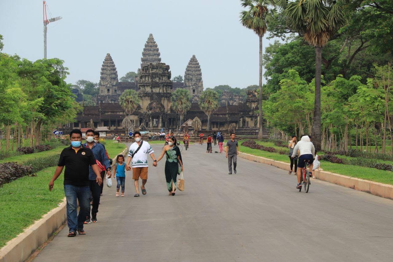 ភ្ញៀវទេសចរសប្បាយរីករាយនៅពេលបានឃើញទិដ្ឋភាពដ៏ស្រស់ស្អាតក្នុងតំបន់រមណីយដ្ឋានអង្គរ