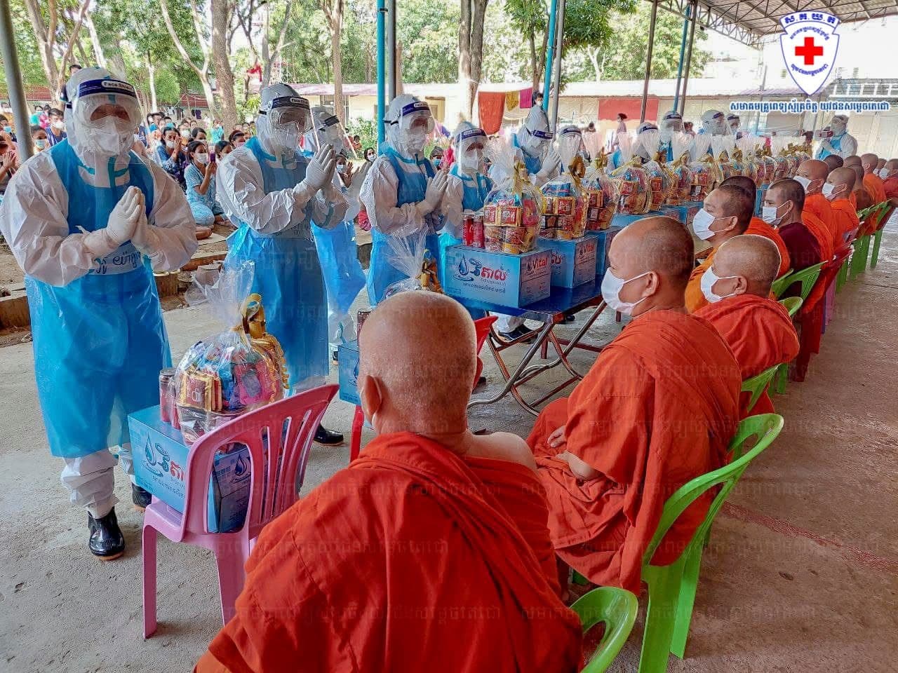 ក្រុមគ្រូពេទ្យ និងអ្នកសម្រាក់ព្យាបាលកូវីដ បានដាក់បាទ និងប្រគេនតីយទានជូនដល់ព្រះសង្ឃ និងបួងសួងជូនដល់ព្រះសង្ឃឱ្យឆាប់ជាសះស្បើយពីជំងឺដ៏កាចសាហាវមួយនេះ