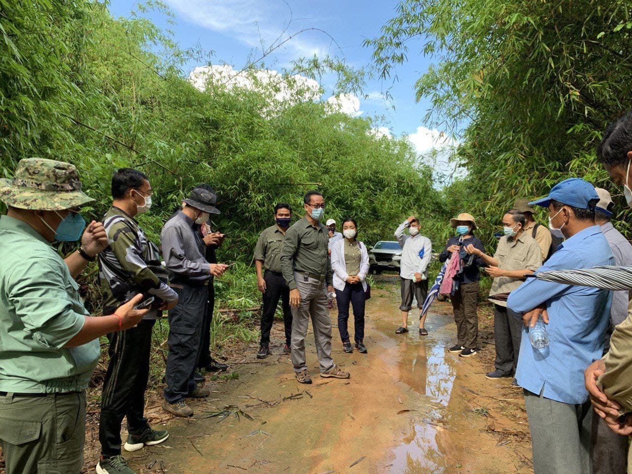 មន្រ្តីក្រសួងបរិស្ថាន និងអាជ្ញាធរ អញ្ជើញពិនិត្យទីតាំងស្នើសុំវិនិយោគគម្រោងអភិវឌ្ឍន៍ទេសចរណ៍ធម្មជាតិខ្នាតតូច ចំនួន ៣ គម្រោង ក្នុងខេត្តកោះកុង