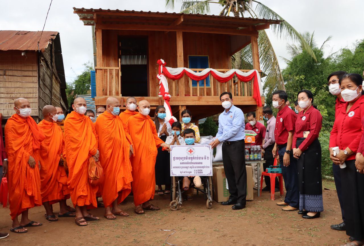 គ្រួសារក្មេងកំព្រា និងពិការភាព ទទួលបានអំណោយផ្ទះមនុស្សធម៌ ខេត្តកំពង់ចាម