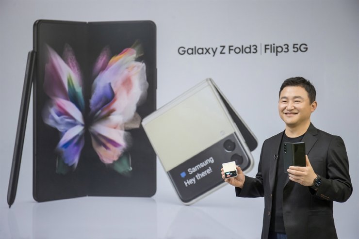 ក្រុមហ៊ុន សាមសុង បើកបង្ហាញរូបភាពកំពូលស្មាតហ្វូនអេក្រង់បត់ Galaxy Z Fold3 5G និង Galaxy Z Flip3 5G ជាមួយនឹងការដាក់ឲ្យកម្មង់ទុកមុន និងកាដូដ៏អស្ចារ្យផងដែរ