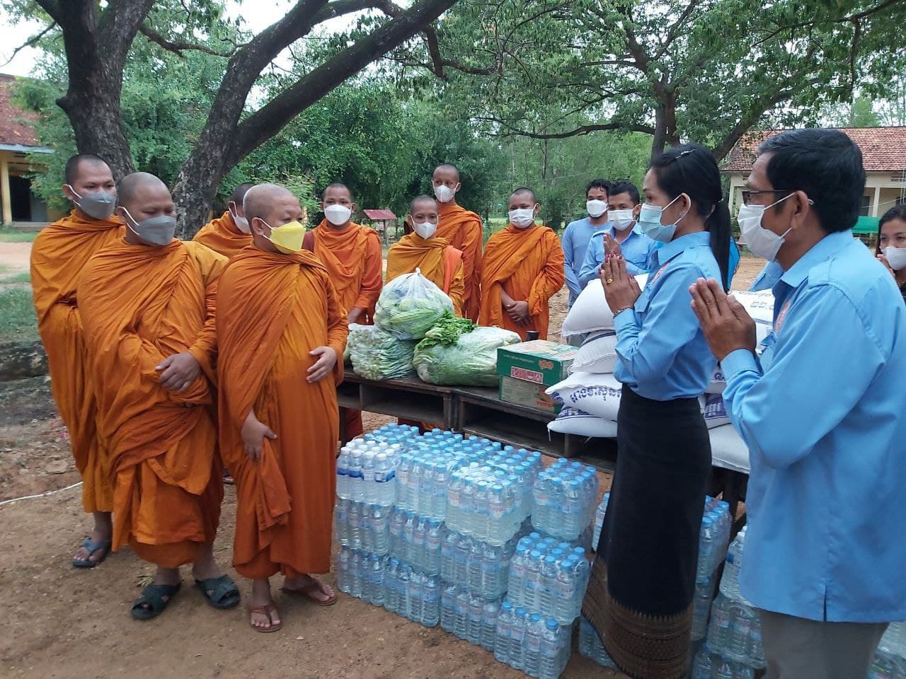 ព្រះគ្រូចៅអធិការវត្តប្រាសាទគោកចក និងសប្បុរសជន ជូនគ្រឿងឧបភោគបរិភោគ និងបច្ច័យមួយចំនួន ដល់មណ្ឌលចត្តាឡីស័ក នៅក្នុងស្រុកស្រីស្នំ