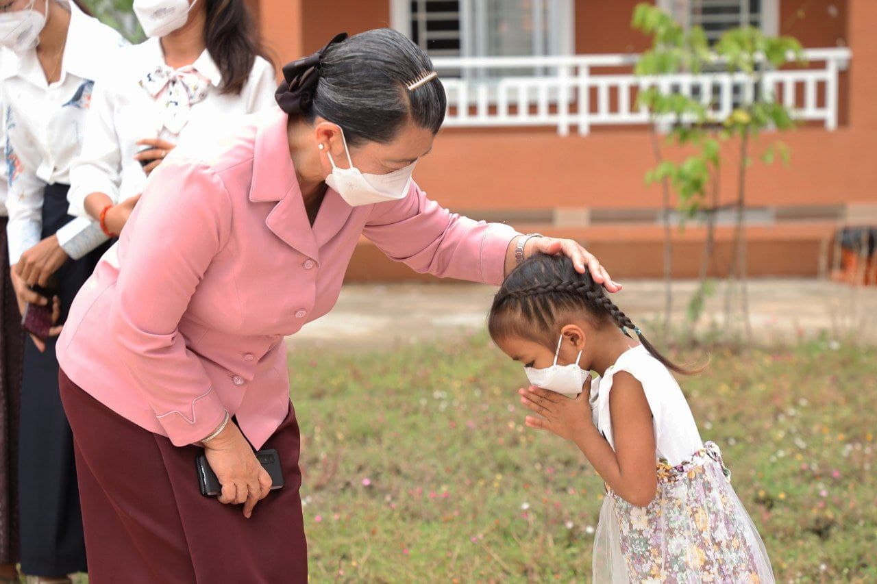 លោកជំទាវកិត្តិសង្គហបណ្ឌិត ម៉ែន សំអន លើកទឹកចិត្ត និងផ្តល់ភាពកក់ក្តៅ​ដល់ កុមារី នៅអង្គការអាហ្វីស៊ីបកម្ពុជា