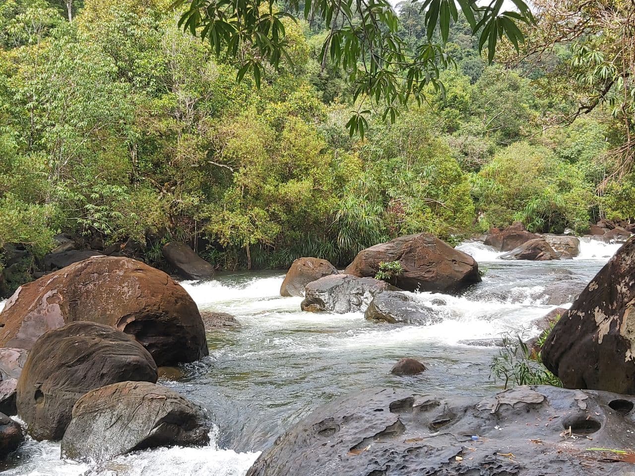 ទឹកធ្លាក់ស្ទឹងពង្រូលជាទីកម្សាន្តដ៏មនោរម្យសម្រាប់អ្នកទេសចរងូតទឹកលេងនិងទស្សនាព្រៃភ្នំ