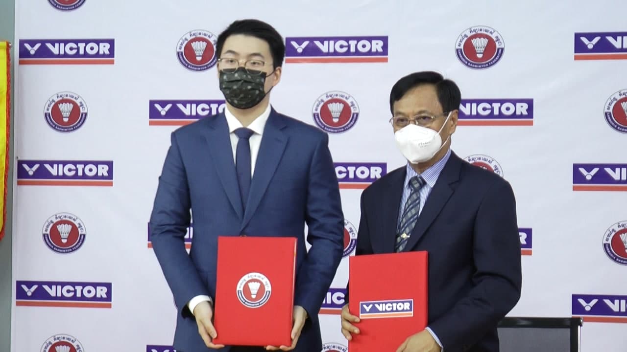 ក្រុមហ៊ុន VICTOR បានចុះអនុស្សារណៈយោគយល់គ្នា ឧបត្ថម្ភលើសម្ភារៈហ្វឹកហាត់ និងសម្លៀកបំពាក់ ដល់ក្រុមជម្រើសជាតិកីឡាវាយសីរយៈពេល២ឆ្នាំ