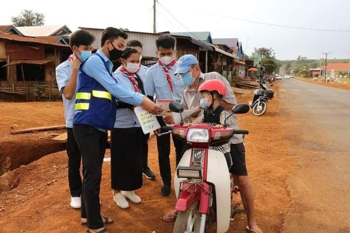 យុវជនកាកបាទក្រហមខេត្តរតនគិរីបន្តចុះអប់រំផ្សព្វផ្សាយ ស្តីពីវិធានការបង្ការ និងទប់ស្កាត់ការរាតត្បាតជាសកល នៃជំងឺកូវីដ-១៩។