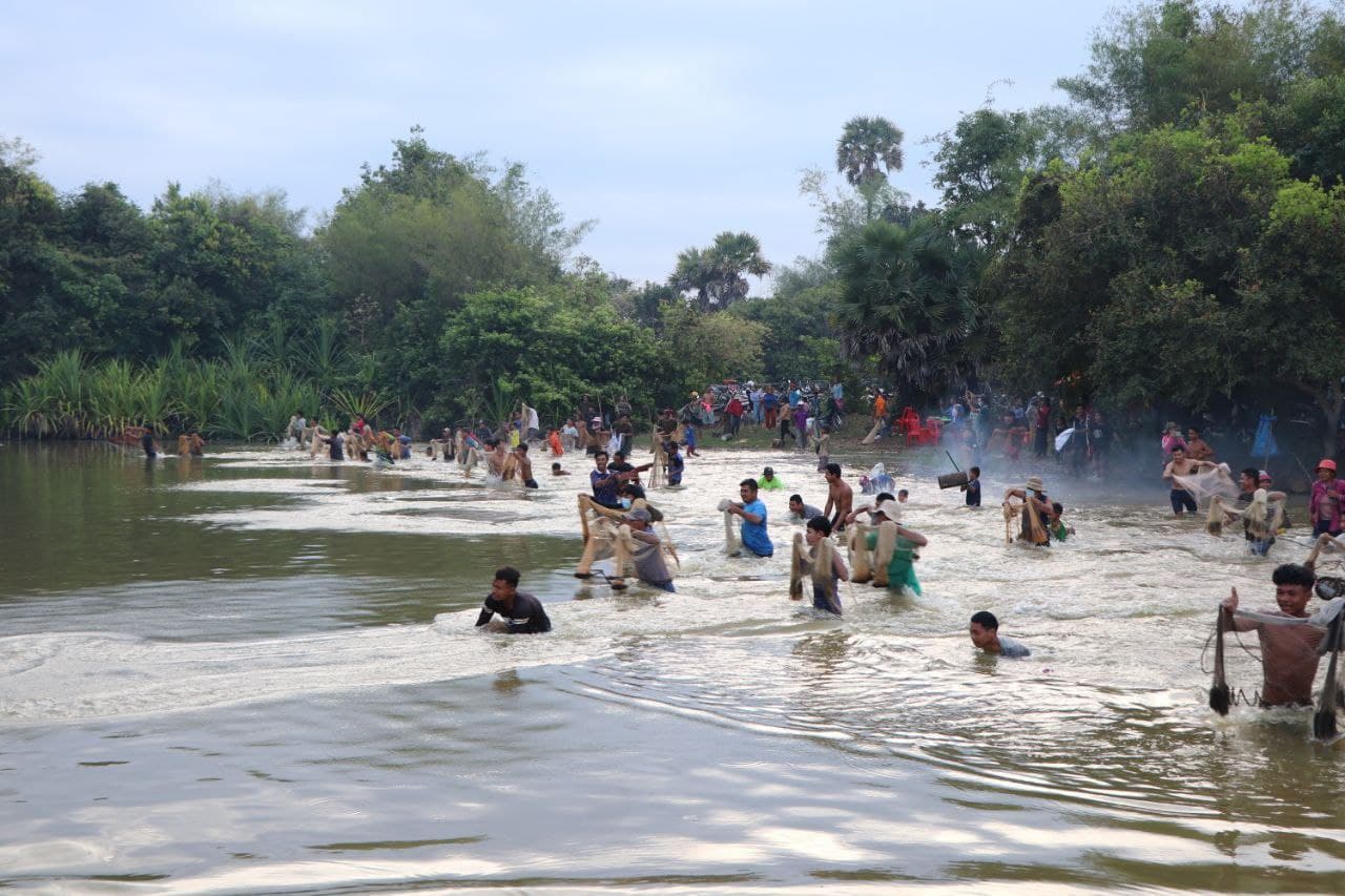 អ្នកស្រុកសៀមរាប រក្សាបានទំនៀមចាប់ត្រីរួមគ្នាសម្រាប់ធ្វើម្ហូបត្រៀមឡើងមាឃឬឡើងអ្នកតា