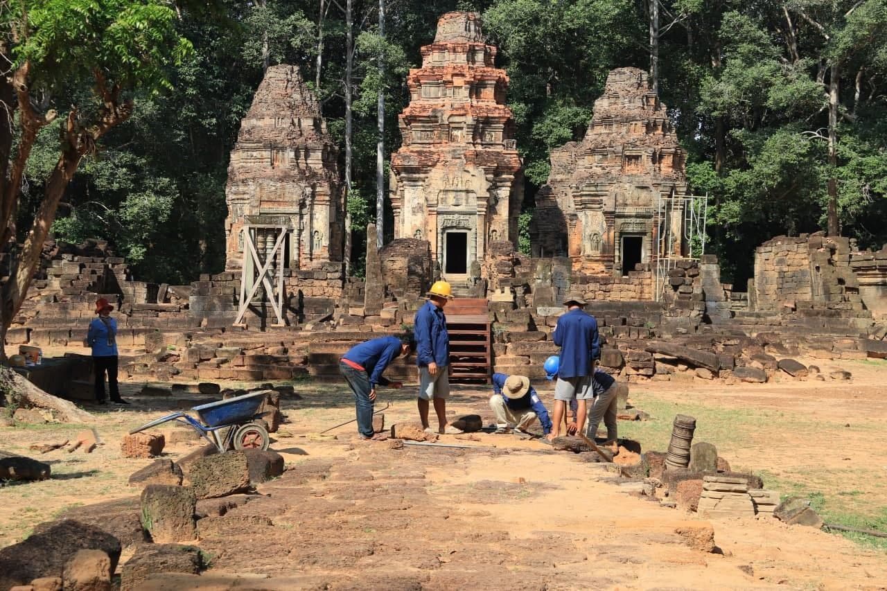 ក្រុមការងារជំនាញចាប់ផ្ដើមជួសជុលផ្លូវចូលប្រាសាទព្រះគោ