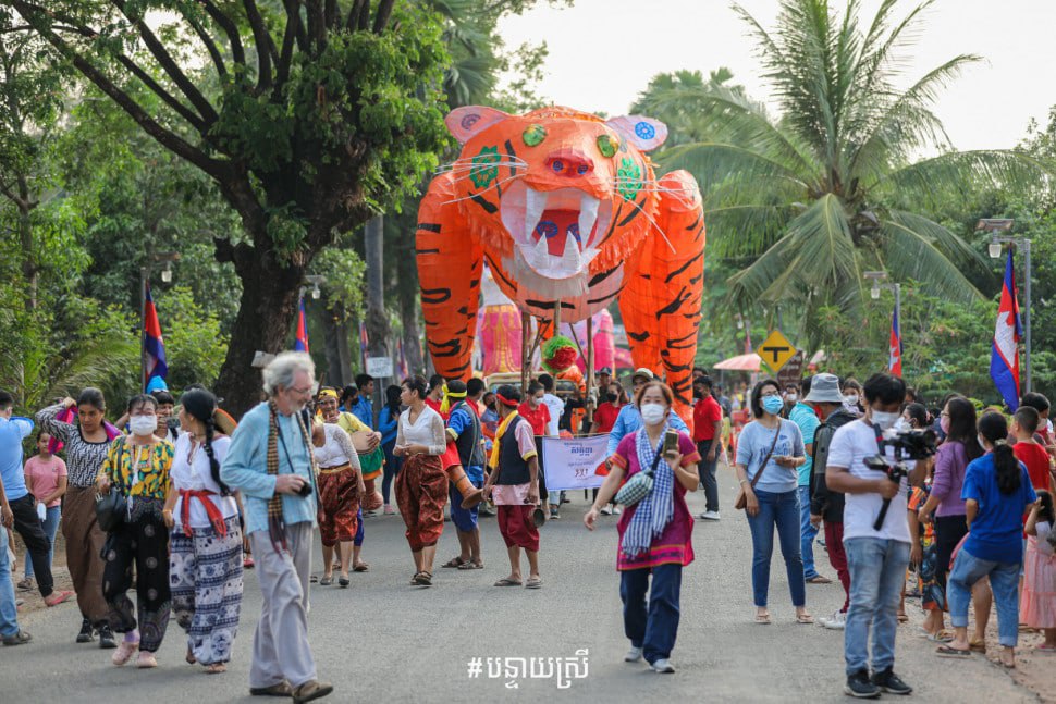 ភ្ញៀវទេសចរណ៍បរទេសលាន់មាត់ថា ខ្មែរពូកែច្នៃប្រឌិតខ្លាំងណាស់ ពេលបានឃើញក្បួនដង្ហែទីងមោងយក្សបន្ទាយស្រី