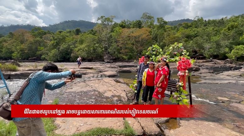 ជីវិតជាងថតរូបនៅថ្មរូង អាចបន្តដោយសារការអាណិតរបស់ភ្ញៀវទេសចរណ៍ (មានវីដេអូ)￼