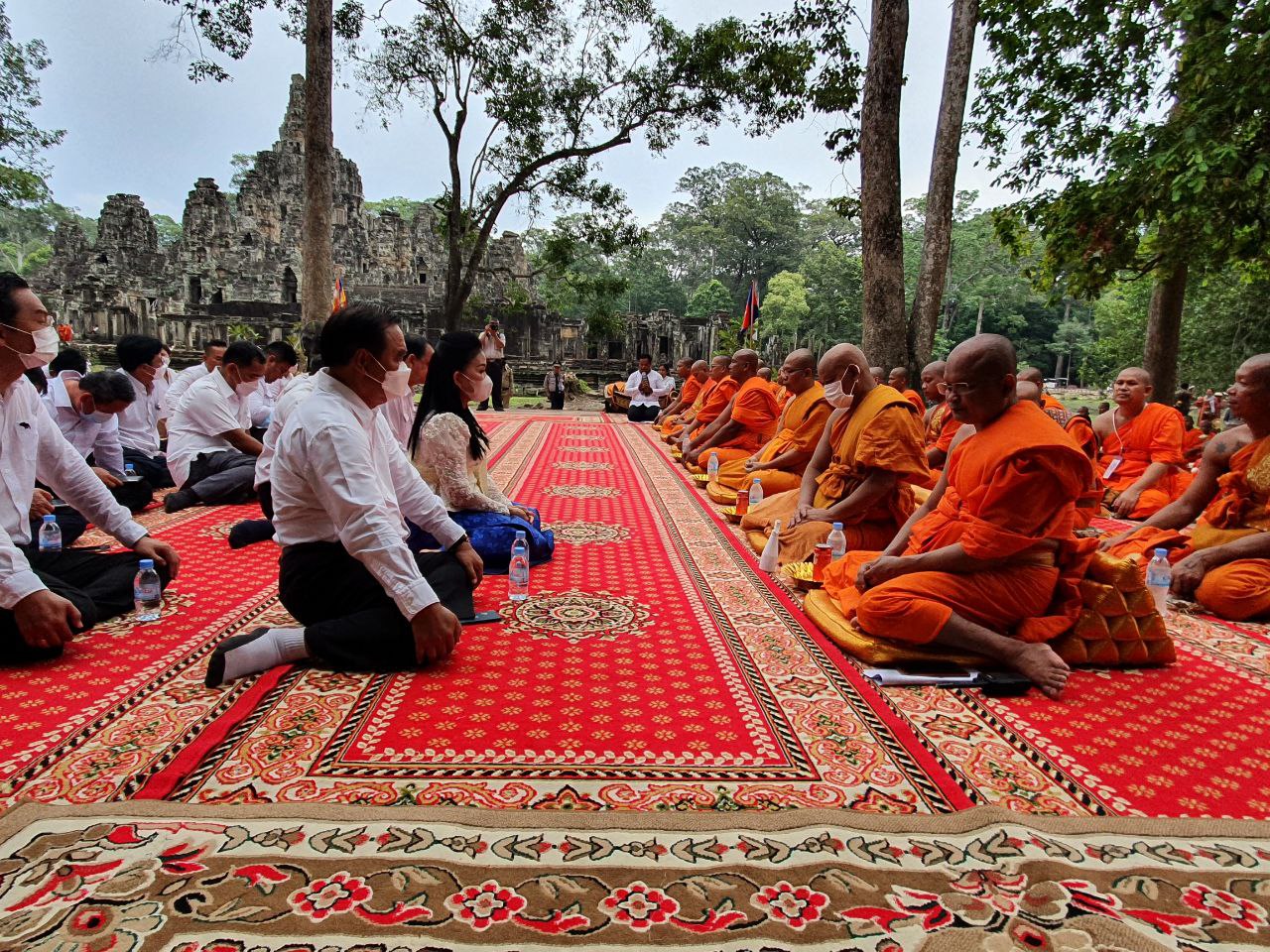 ព្រះអនុគណក្រុងសៀមរាប បានប្រារព្ធពិធីបុណ្យវិសាខបូជា និងបំបួសកុលបុត្រ កុលធីតា ចំនួន២០០រូប នៅក្នុងបរិវេណទីក្រុងអង្គរធំ